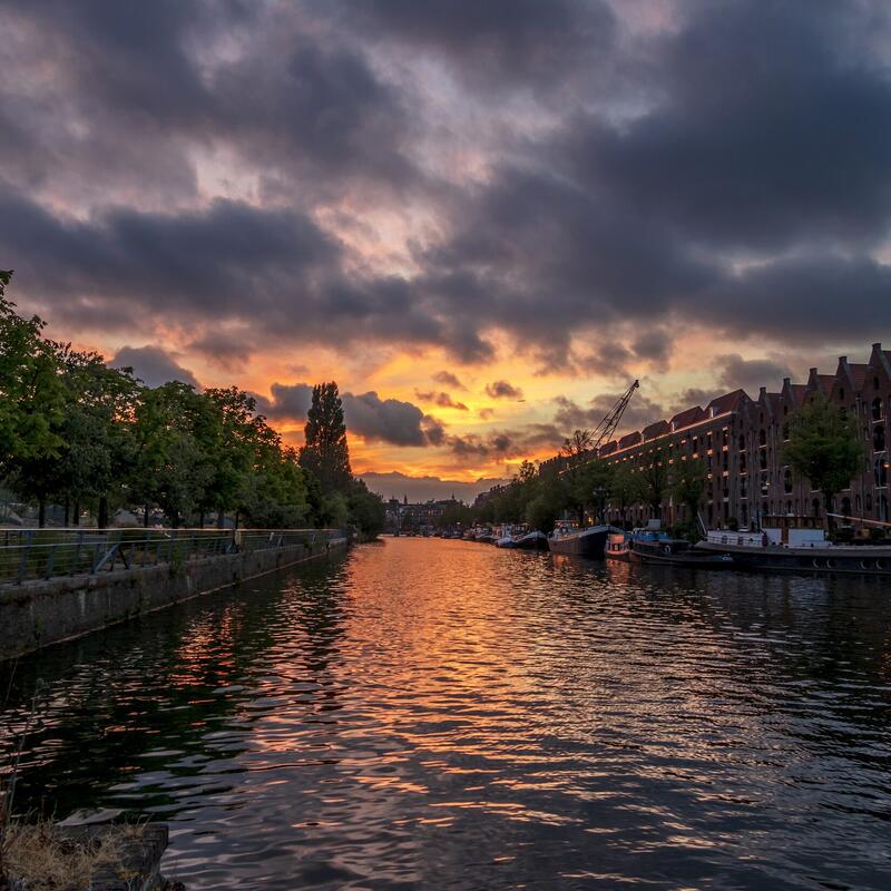 Een brug over een watermassa