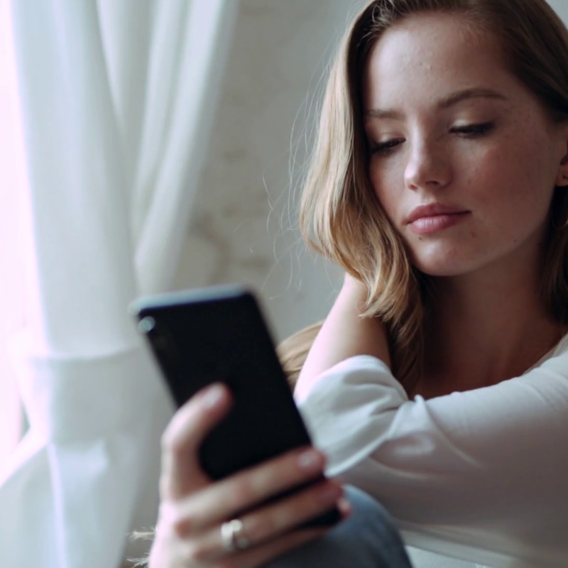 Een vrouw met een telefoon