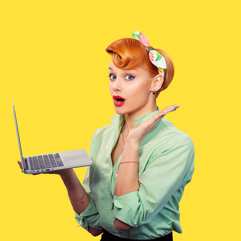 Een vrouw met een laptop