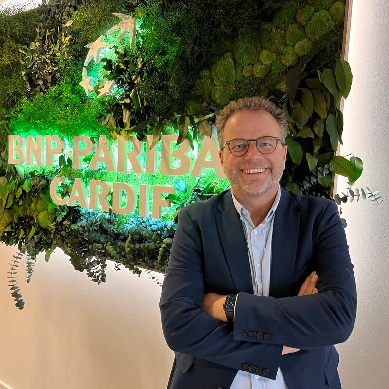 een persoon die een pak en stropdas draagt