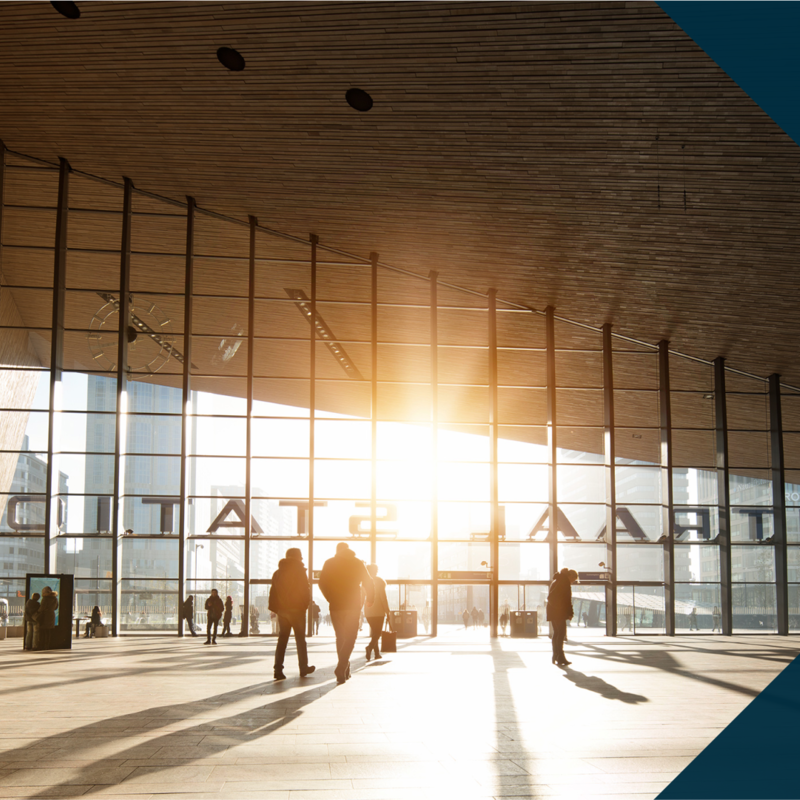 Een groep mensen die zich voor een gebouw bevinden