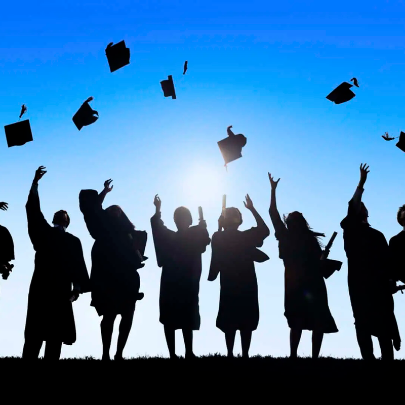 Een groep studenten in kostuums