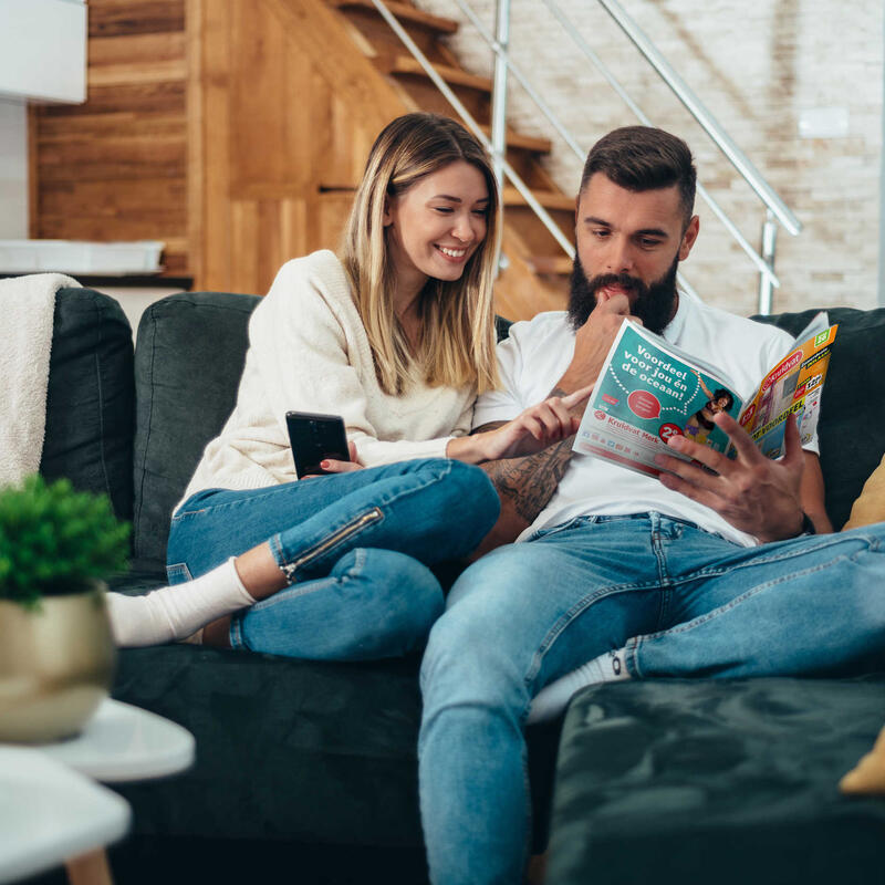Een man en een vrouw zittend op een bank
