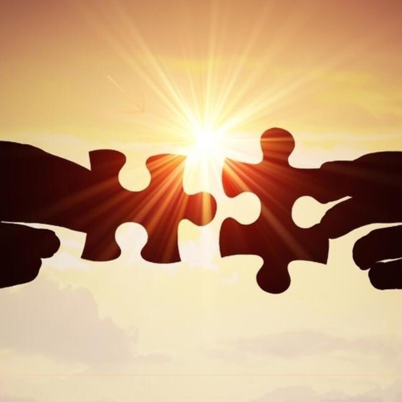 Puzzelstukjes met een zonsondergang op de achtergrond