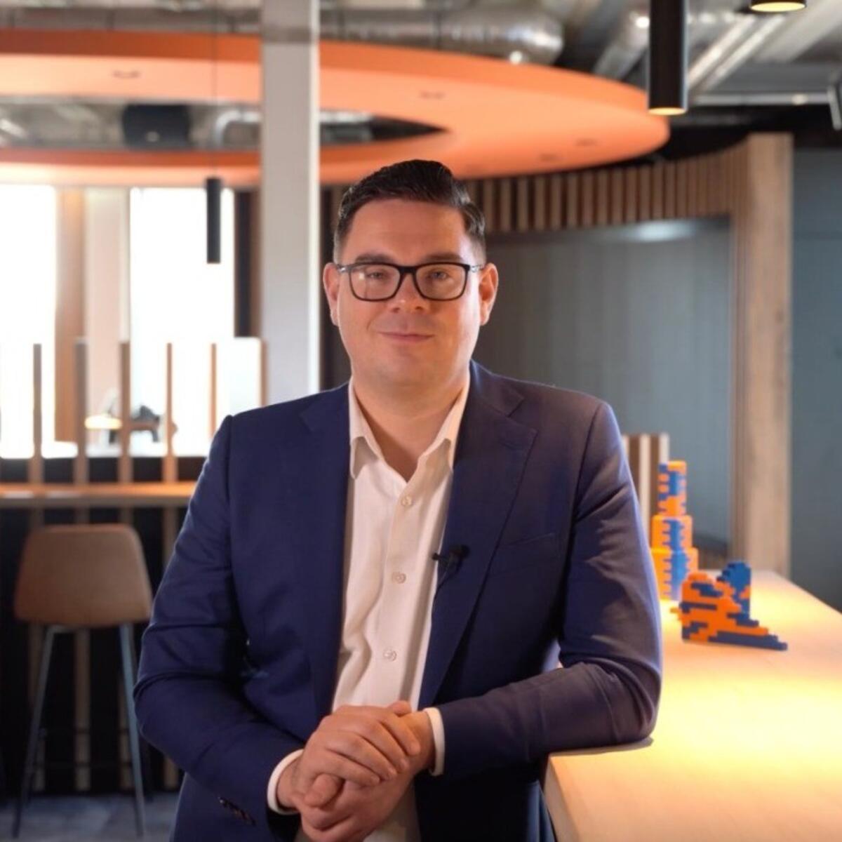 Een man die een pak en een stropdas draagt