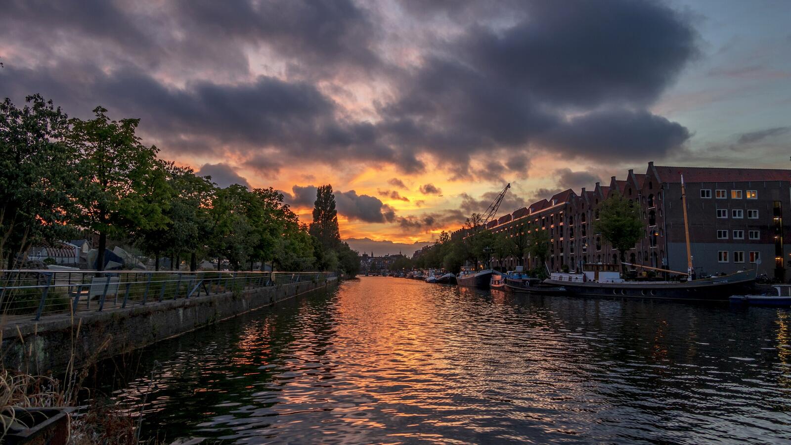 Een brug over een watermassa