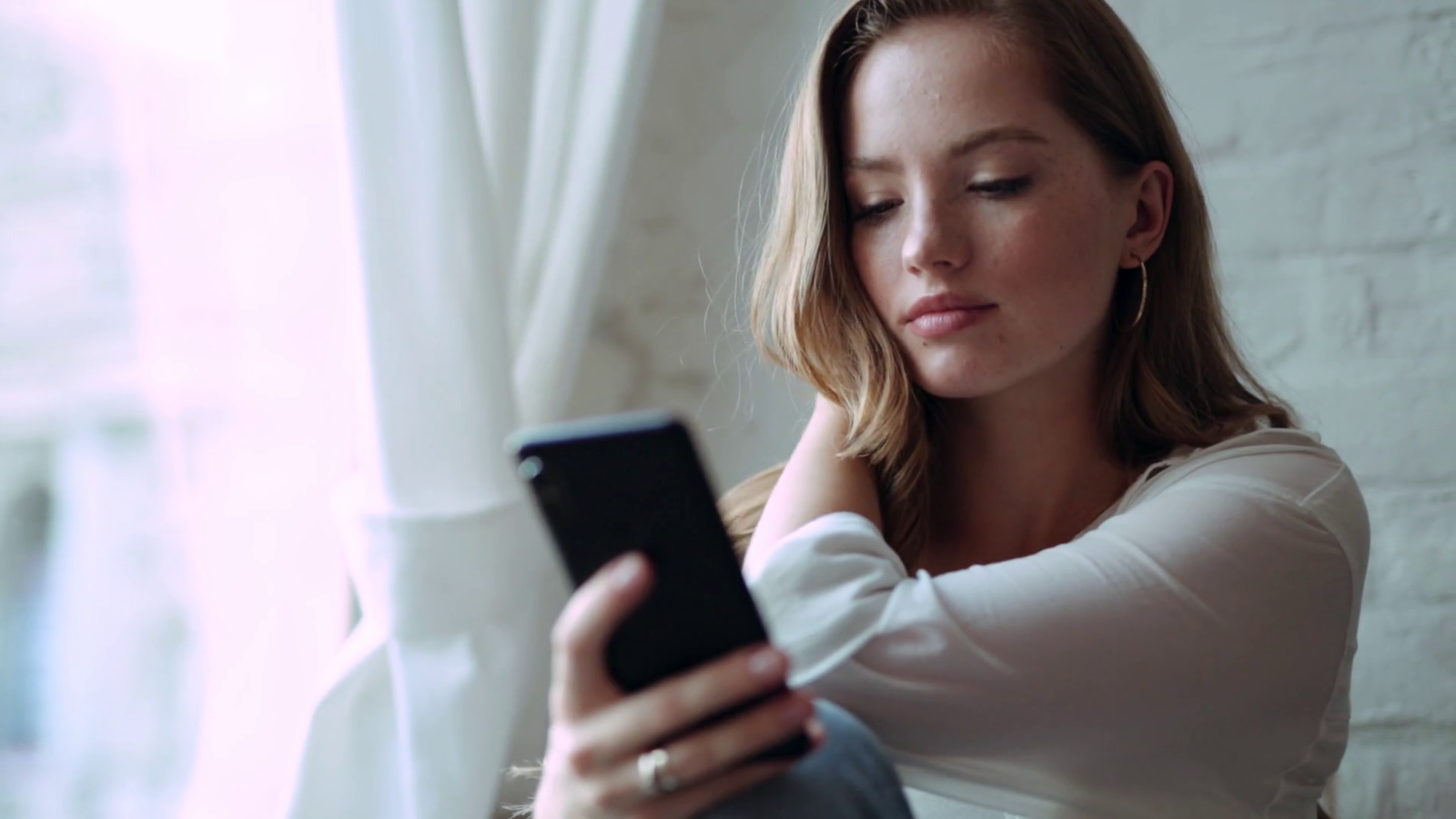 Een vrouw met een telefoon