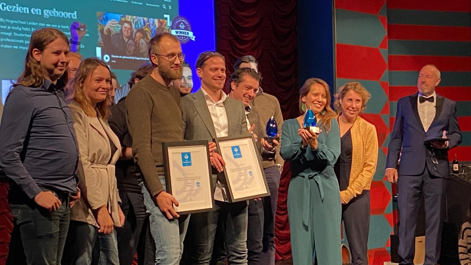 Een groep mensen die voor de camera poseren