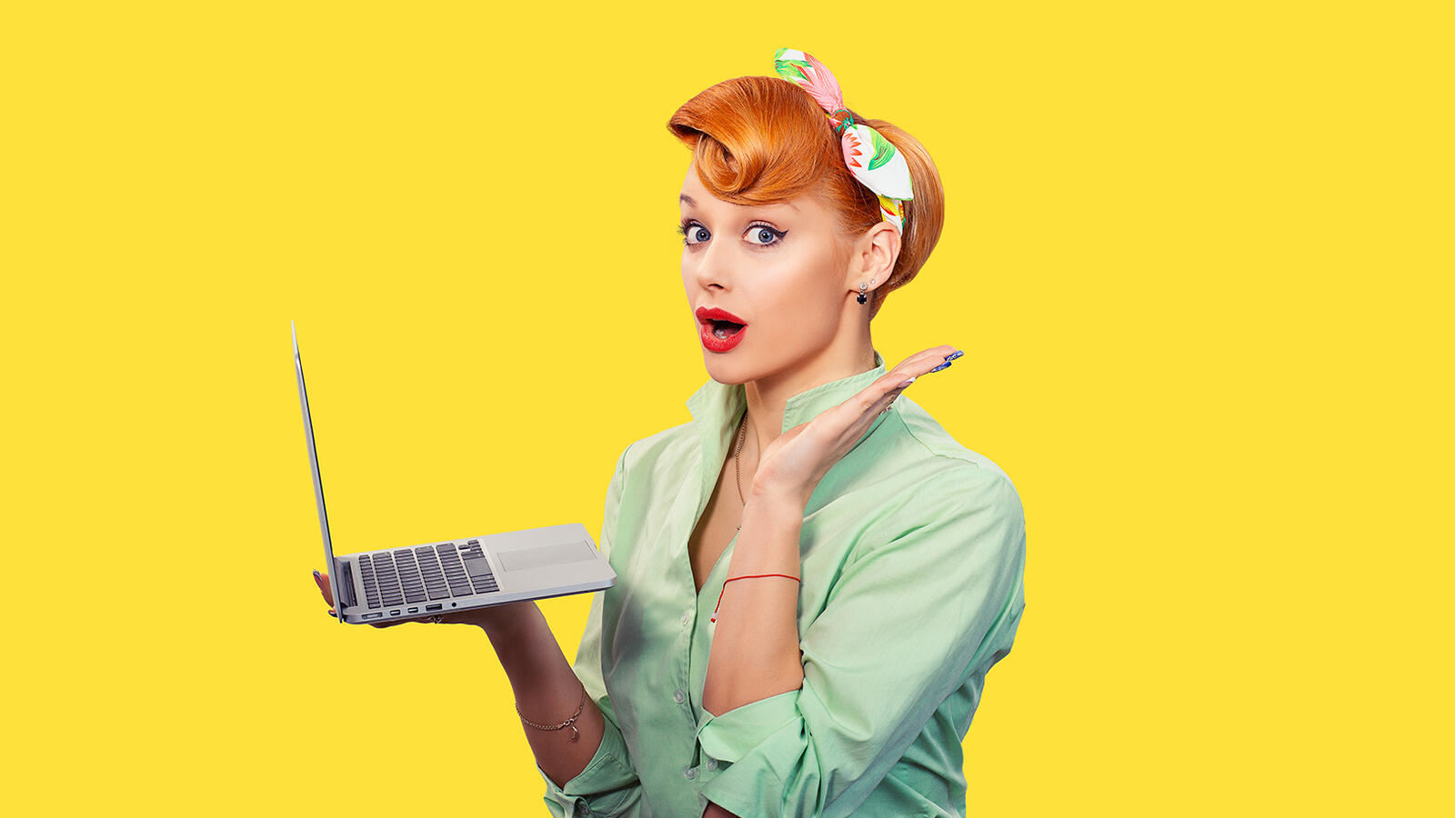 Een vrouw met een laptop