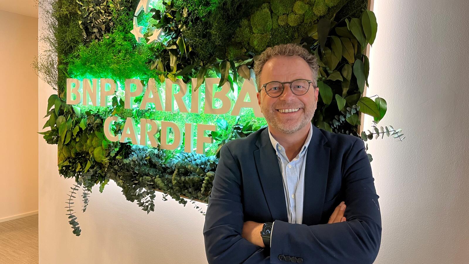 een persoon die een pak en stropdas draagt