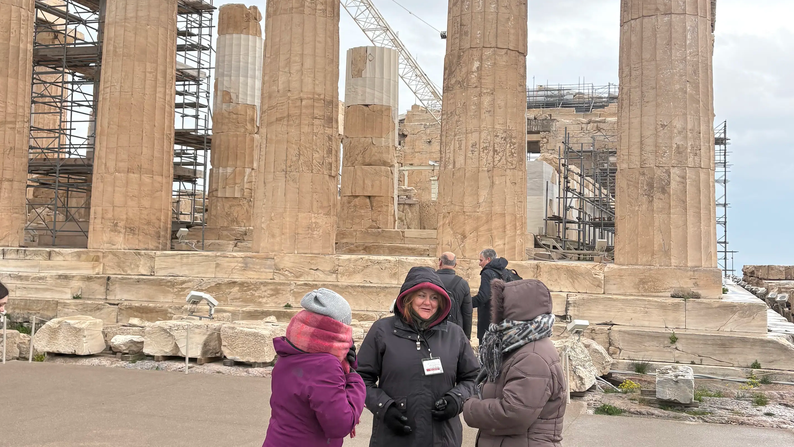 Een groep mensen die zich voor een gebouw bevinden