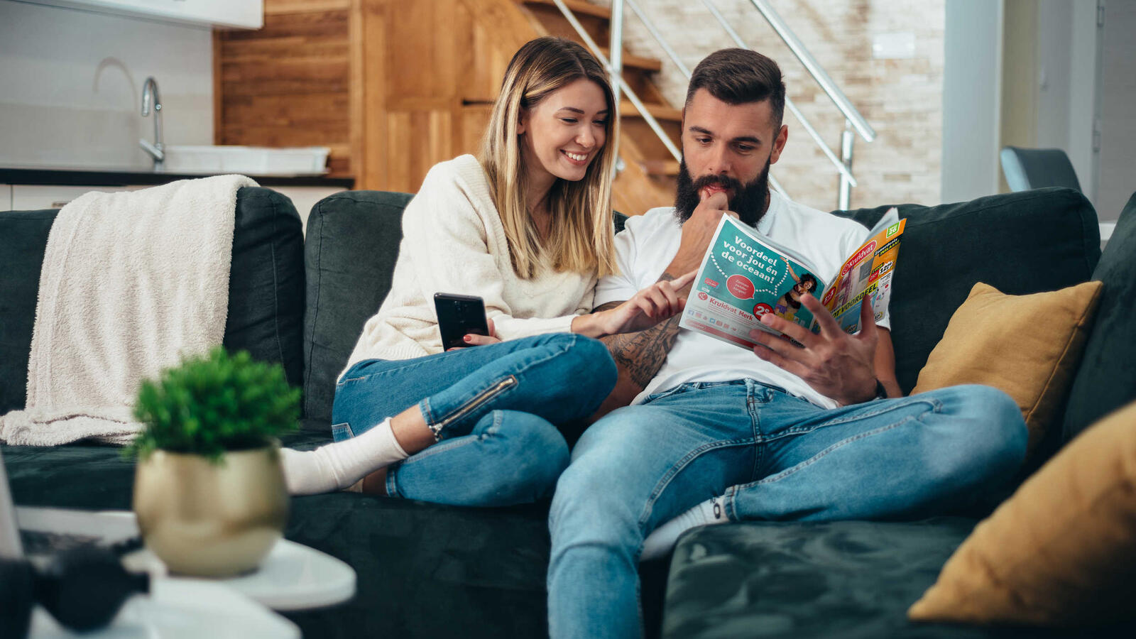 Een man en een vrouw zittend op een bank