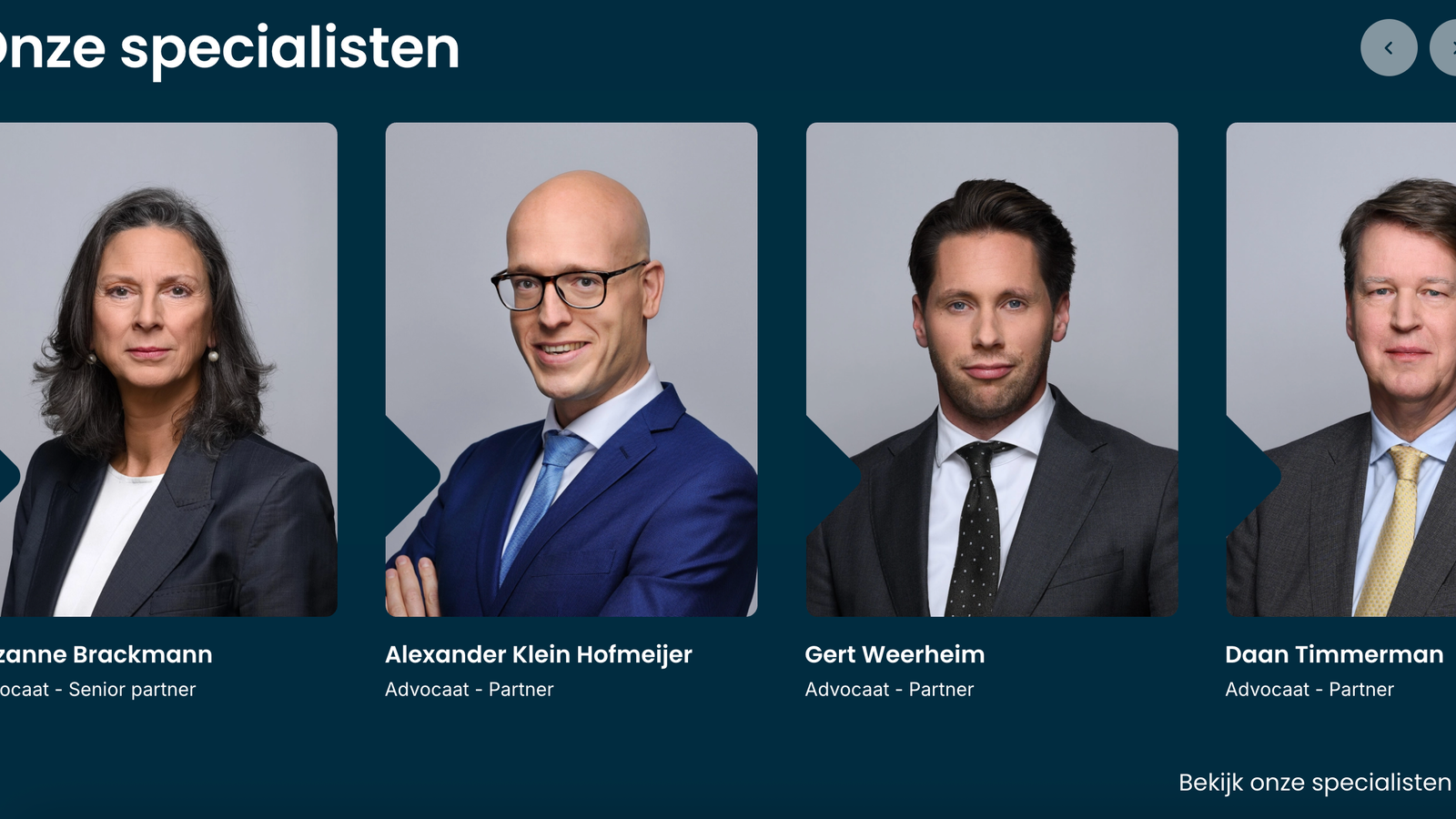 Een groep mensen die voor de camera poseren